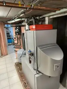 Mazoutketel in de stookruimte, project Combinatie speksteenkachel en mazoutketel