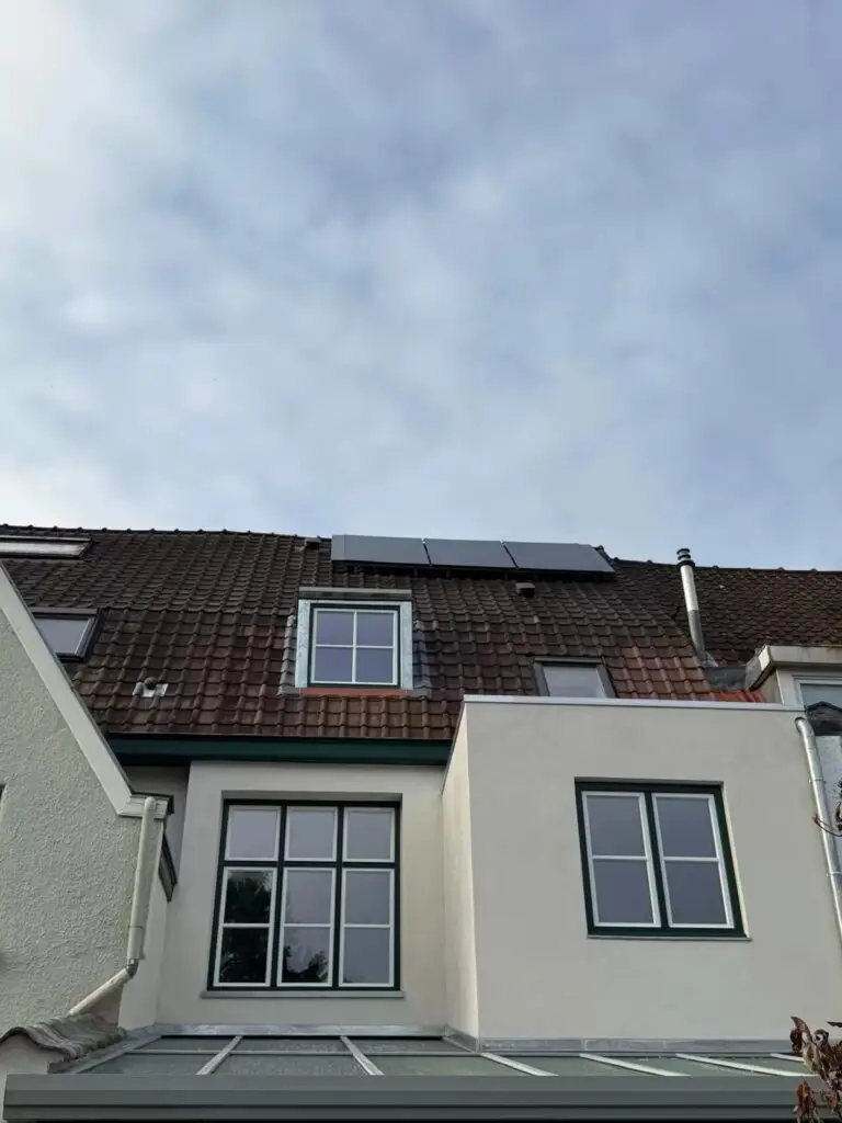 PVT-panelen op het dak van een rijwoning, project PVT installatie met NIBE warmtepomp