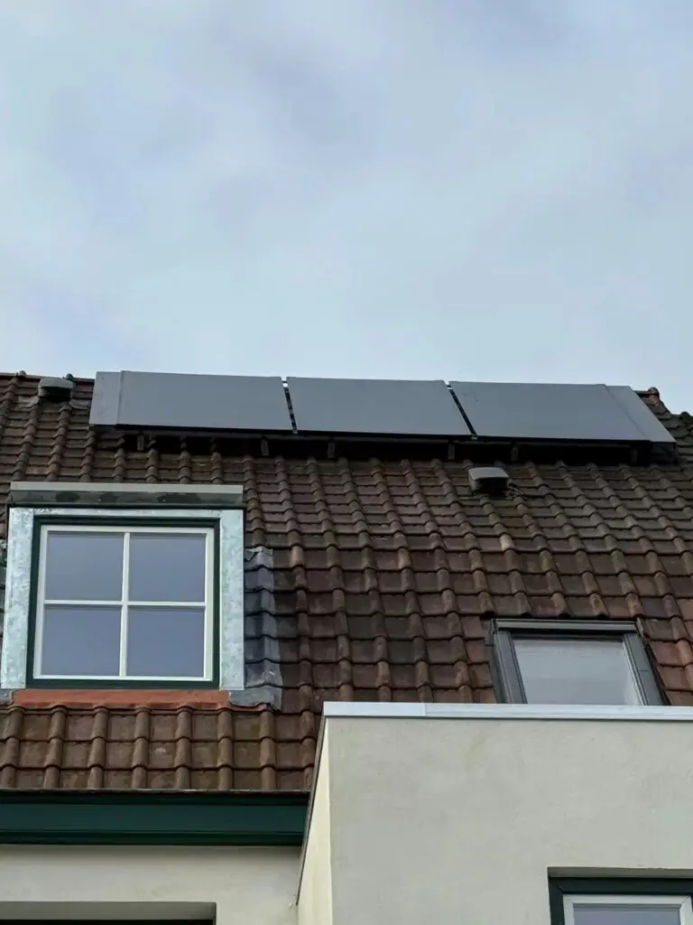 PVT-panelen op een pannendak, project PVT installatie met NIBE warmtepomp