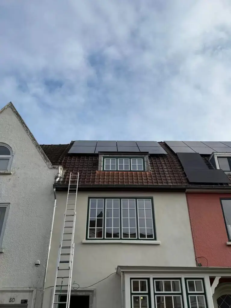 PVT-panelen op het dak, gezien vanaf de straat, project PVT installatie met NIBE warmtepomp