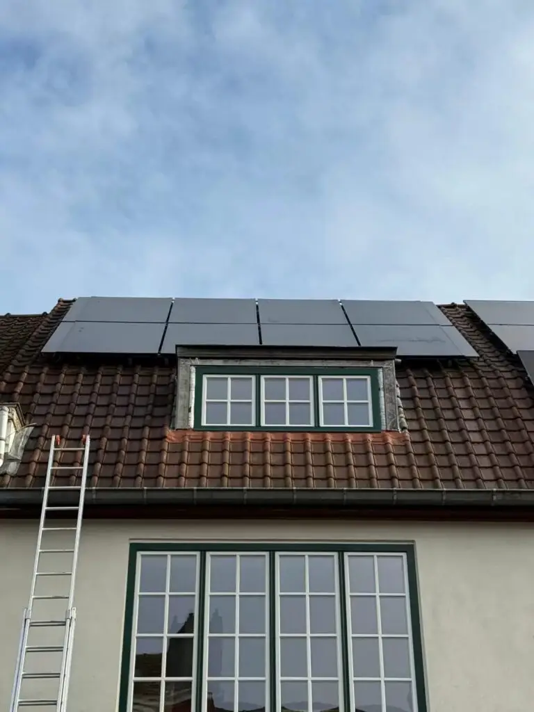PVT-panelen boven een dakkapel, project PVT installatie met NIBE warmtepomp