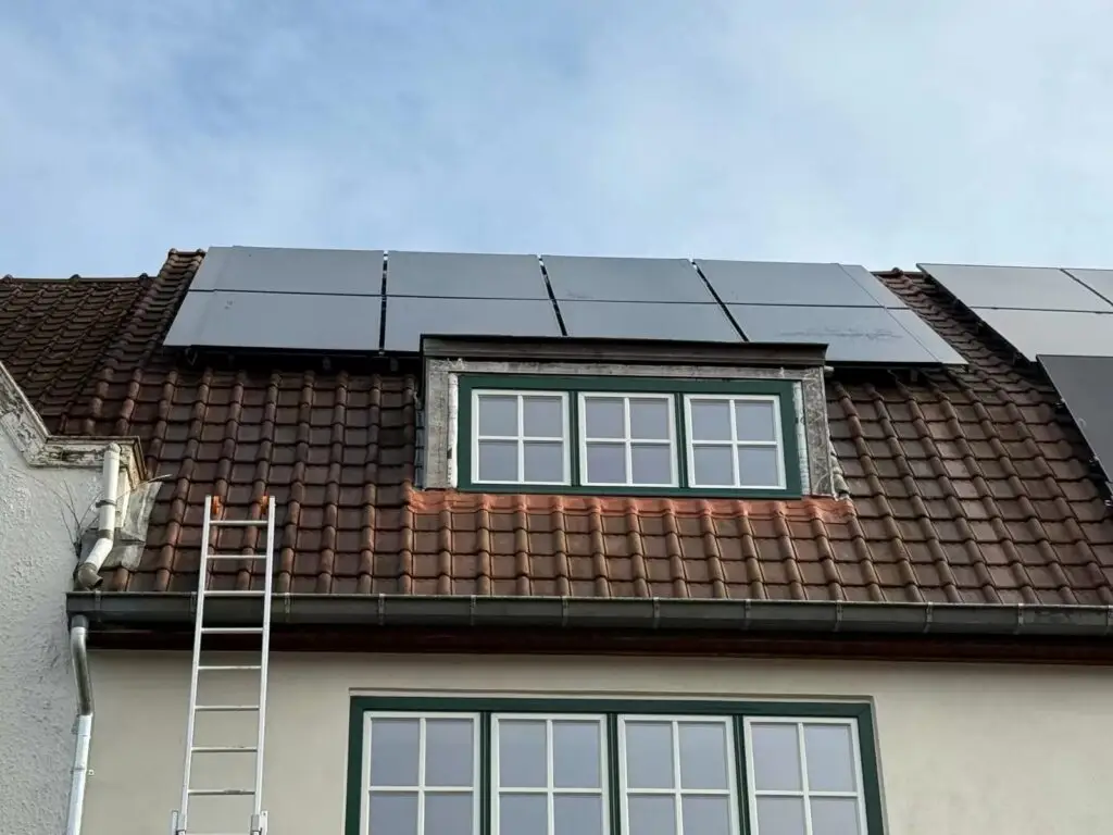 PVT-panelen op een pannendak met dakkapel, project PVT installatie met NIBE warmtepomp