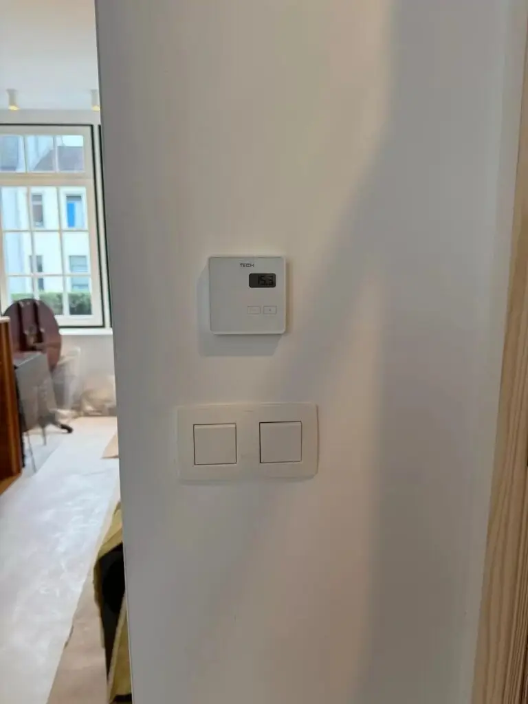 Thermostaat aan de muur, project PVT installatie met NIBE warmtepomp