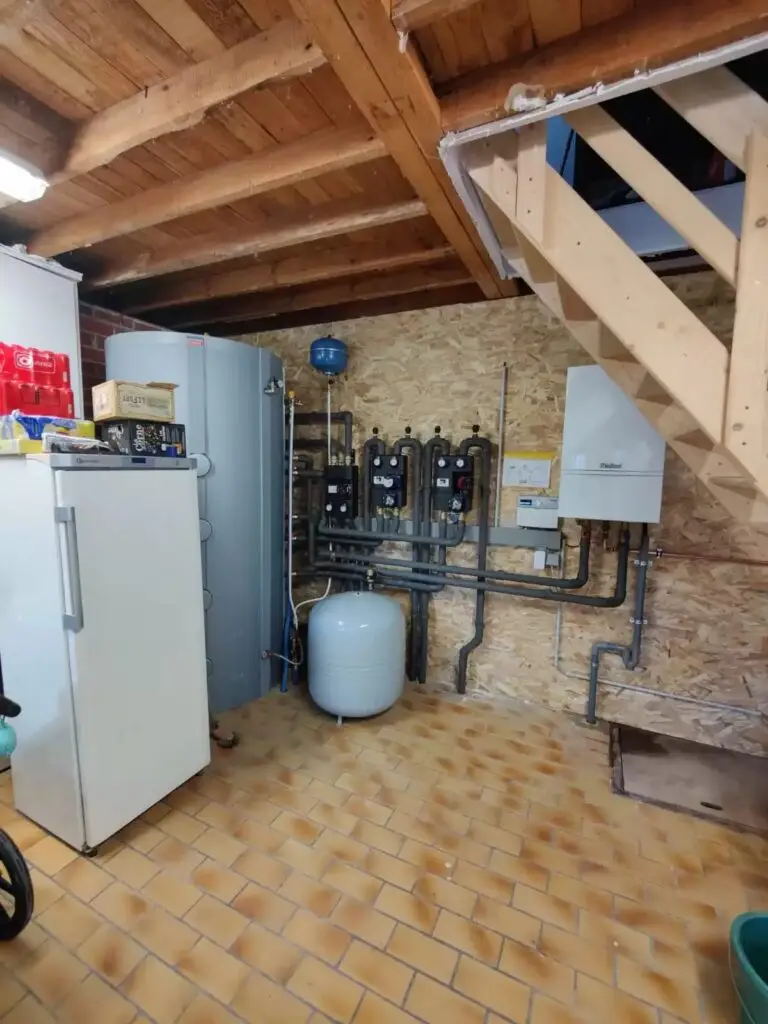 Sonnenkraft-buffer met pompgroepen onder de trap, project Bufferinstallatie Sonnenkraft Hybride