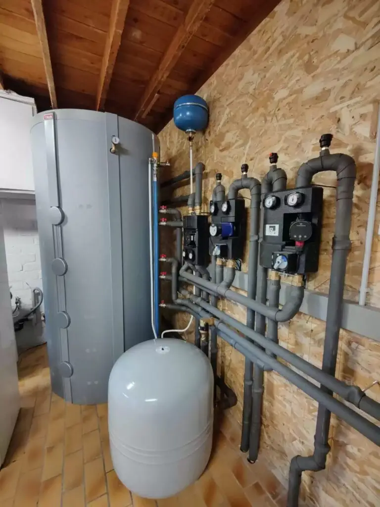 Buffervat met pompgroepen en expansievat, project Bufferinstallatie Sonnenkraft Hybride