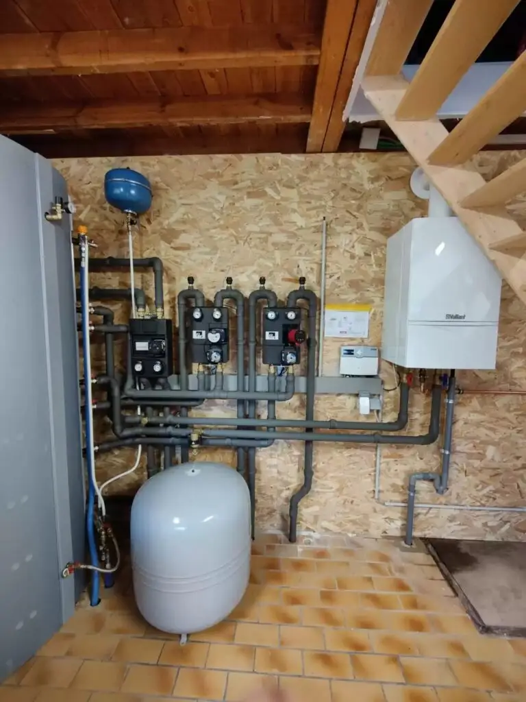 Pompgroepen en regeling aan de muur, project Bufferinstallatie Sonnenkraft Hybride
