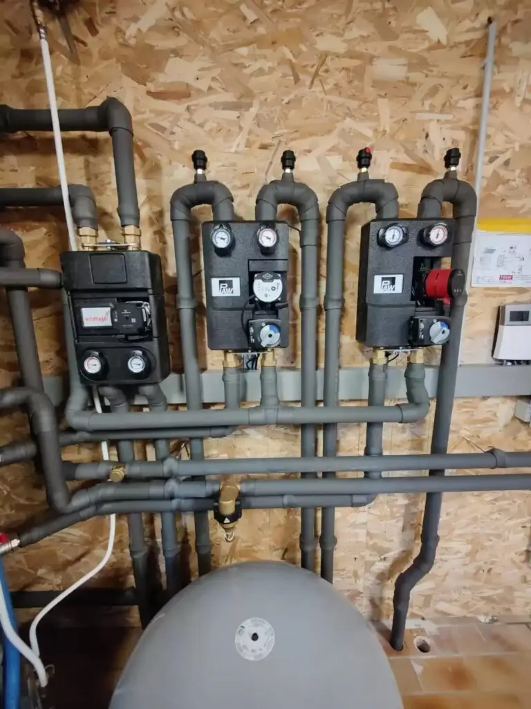 Pompgroepen boven het expansievat, project Bufferinstallatie Sonnenkraft Hybride
