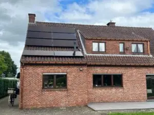 Zonnepanelen op het dak van een bakstenen woning, project Warmtepomp Alpha Innotec Hybride