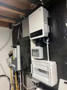 Omvormer en verdeelkast aan de muur, project 9 Zonnepanelen