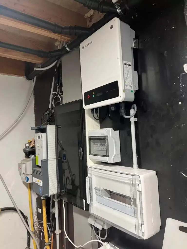 Omvormer en verdeelkast aan de muur, project 9 Zonnepanelen