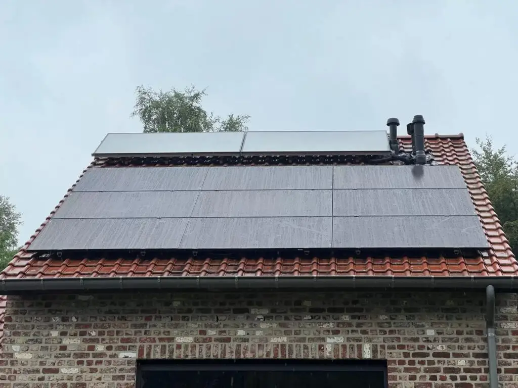 Negen zonnepanelen op een pannendak, project 9 Zonnepanelen