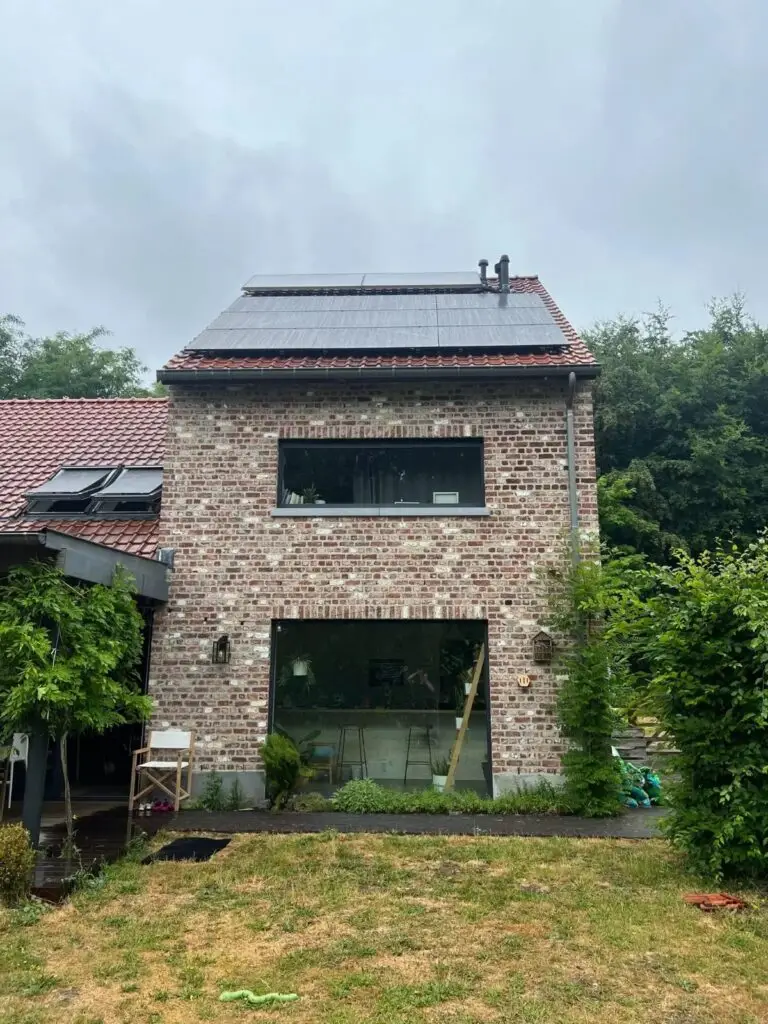 Woning met zonnepanelen op het dak, project 9 Zonnepanelen