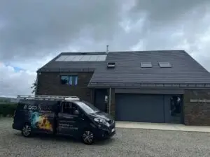 Bestelwagen van Aqua & Fire bij de woning, project Onderhoudswerken Sourbrodt