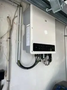 GoodWe-omvormer van 10 kW aan de muur, realisatie Aqua & Fire