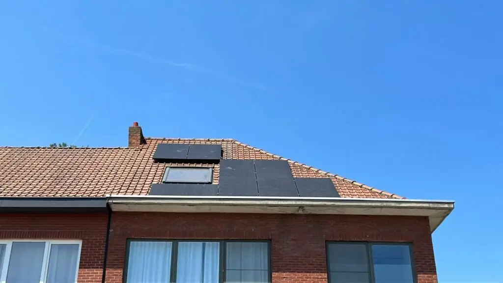 Zonnepanelen op het dak van de woning, realisatie Aqua & Fire