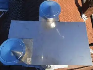 Nieuwe afdekplaat met rookkanalen op de schouw, realisatie Aqua & Fire