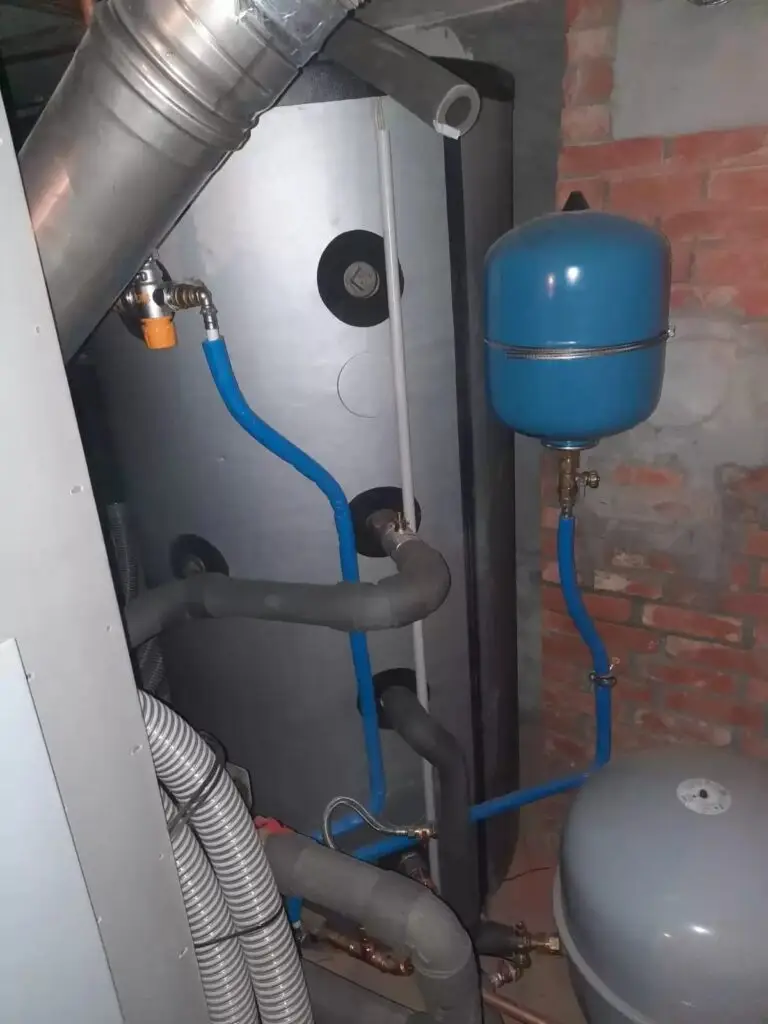 Leidingen met expansievat bij de buffer, realisatie Aqua & Fire