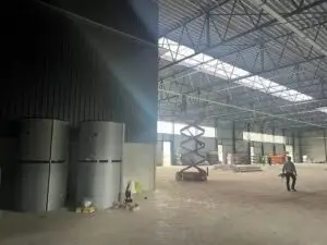 Buffervaten in een grote bedrijfshal, project Opbouw pelletketel Agricon