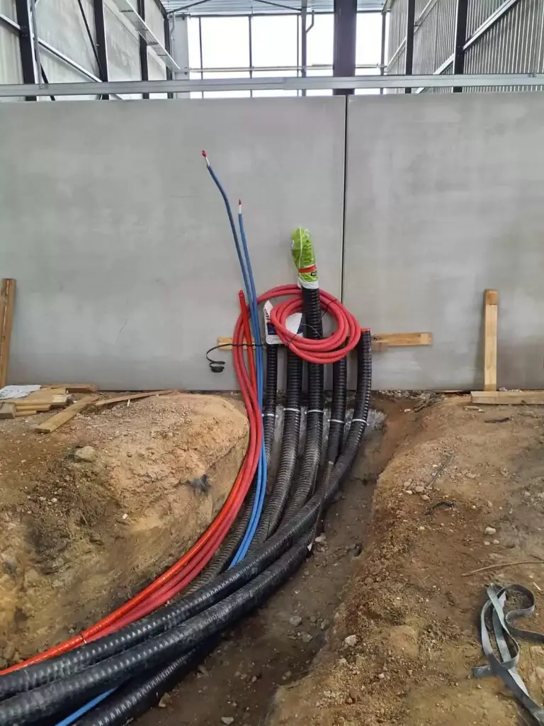 Leidingen in de sleuf bij de fundering, project Voorbereidende leidingwerken Pelletketel
