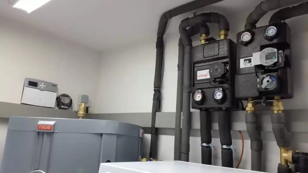 Pompgroepen en leidingen in de technische ruimte, project CV-haard Hoxter met buffer 500 liter