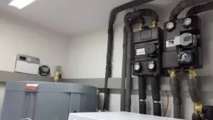 Pompgroepen en leidingen in de technische ruimte, project CV-haard Hoxter met buffer 500 liter
