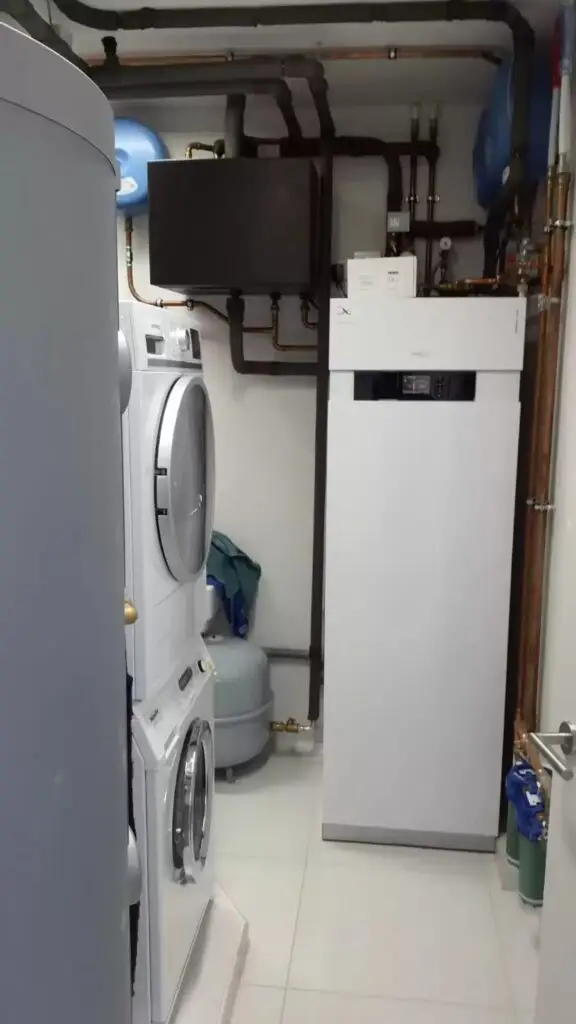 Technische ruimte met boiler en pompgroepen, project CV-haard Hoxter met buffer 500 liter