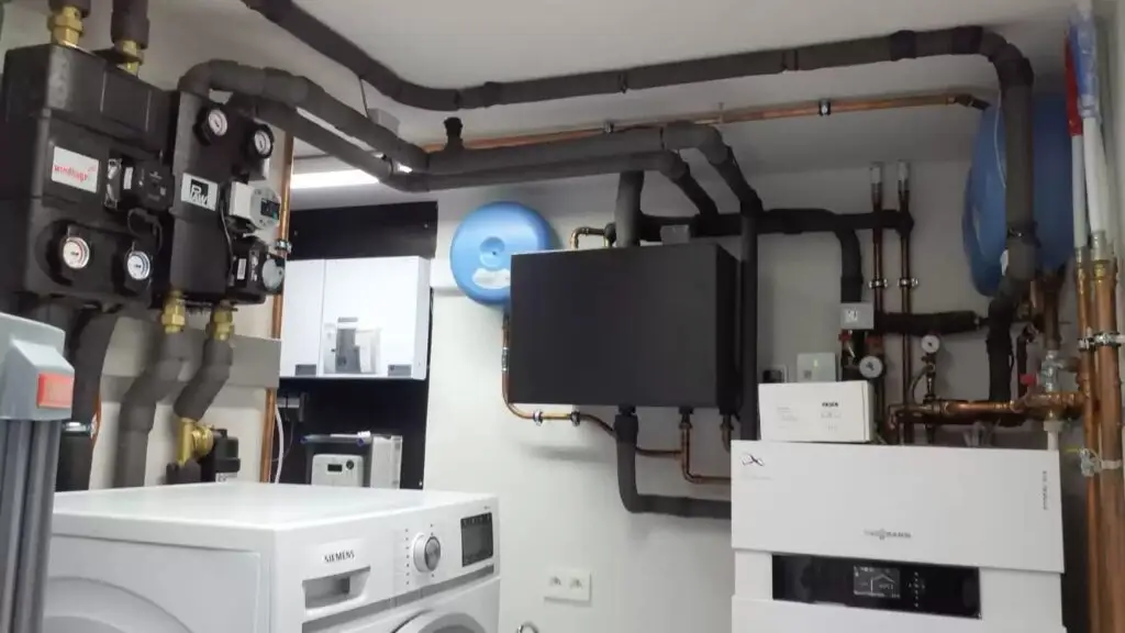 Technische ruimte met pompgroepen en regeling, project CV-haard Hoxter met buffer 500 liter