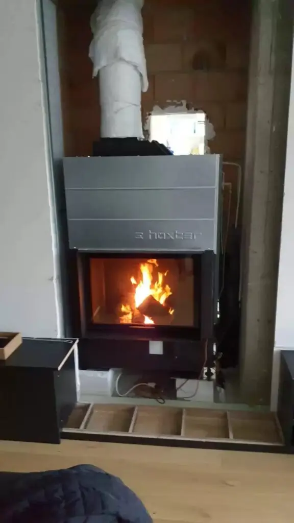 Hoxter CV-haard in een witte wand, project CV-haard Hoxter met buffer 500 liter