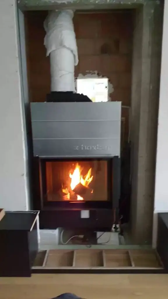 Hoxter CV-haard met brandend vuur, project CV-haard Hoxter met buffer 500 liter