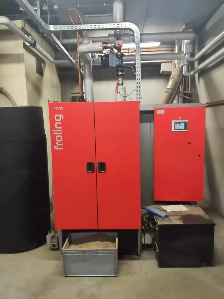 Pelletketels naast elkaar in de stookruimte, project Biomassa installatie pellets