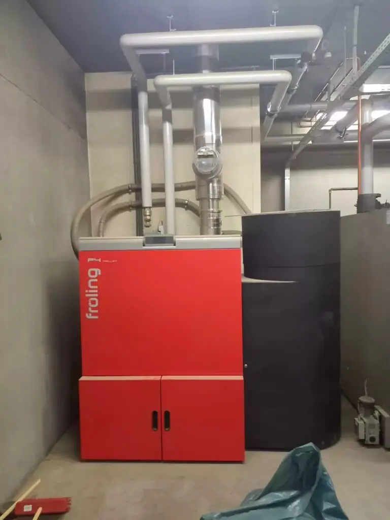 Pelletketel in de stookruimte, project Biomassa installatie pellets