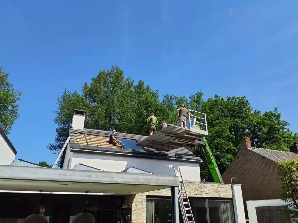 Plaatsing van thermische zonnepanelen op het dak, project Thermische zonnepanelen inbouw