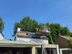 Plaatsing van thermische zonnepanelen op het dak, project Thermische zonnepanelen inbouw
