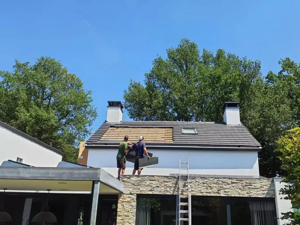 Plaatsing van thermische zonnepanelen op het dak, project Thermische zonnepanelen inbouw