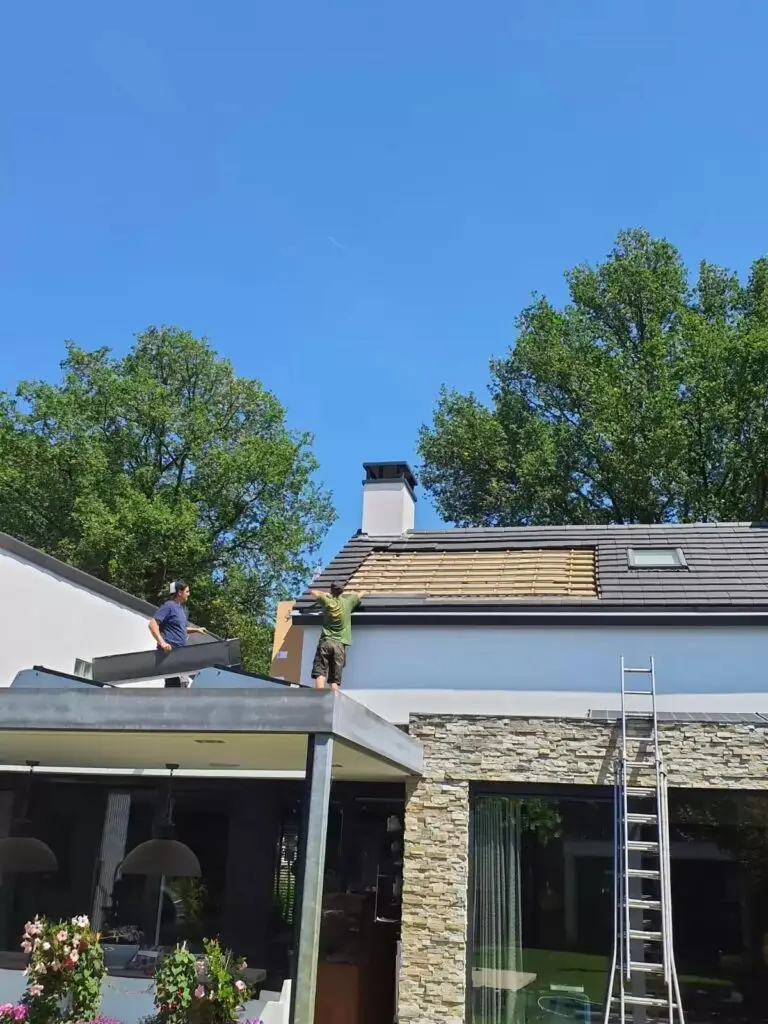 Plaatsing van thermische zonnepanelen op het dak, project Thermische zonnepanelen inbouw