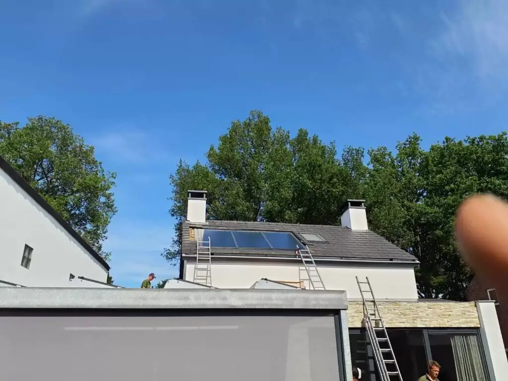 Thermische zonnepanelen ingebouwd in het dak, project Thermische zonnepanelen inbouw
