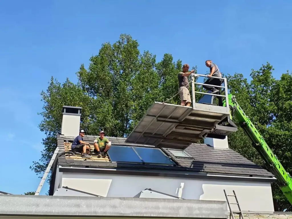 Plaatsing met een hoogwerker op het dak, project Thermische zonnepanelen inbouw