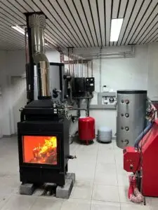 Hoxter CV-haard met vuur in de technische ruimte, realisatie Aqua & Fire