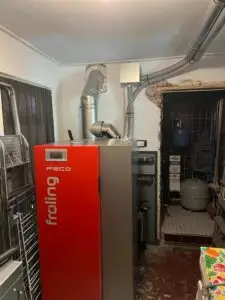 Fröling-pelletketel in een smalle stookruimte, project Pelletketelinstallaties Fröling
