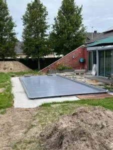 Zwembad in aanleg in de tuin, project Zwembad en woningverwarming/koeling