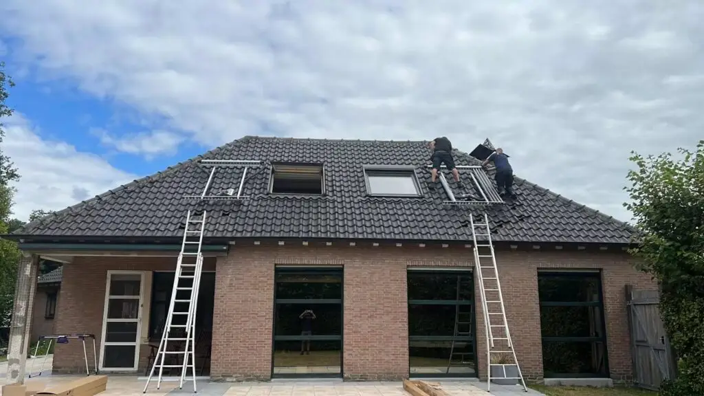 Woning met heatpipe-collectoren op het dak, project Zwembadverwarming met heatpipe systeem