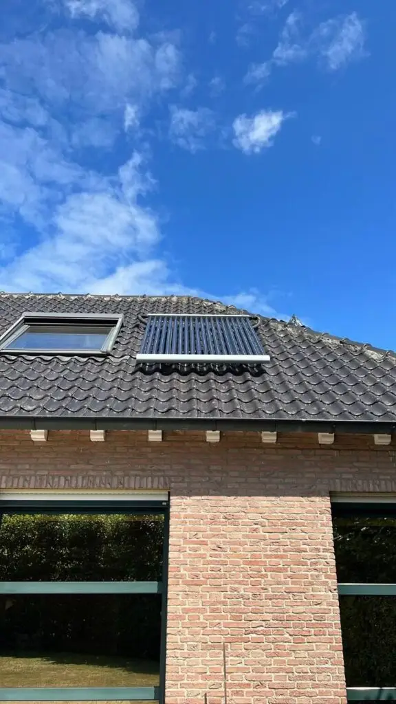 Heatpipe-collectoren op een pannendak, project Zwembadverwarming met heatpipe systeem