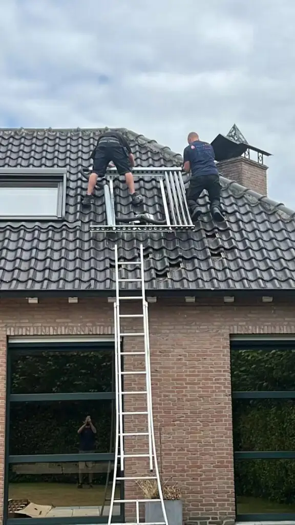 Plaatsing van collectoren op het dak, project Zwembadverwarming met heatpipe systeem