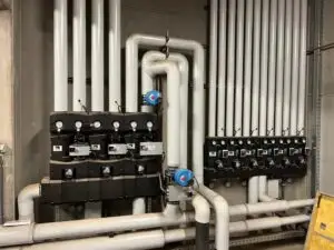 Pompgroepen en geïsoleerde leidingen in de stookruimte, project Onderhoud Fröling installatie