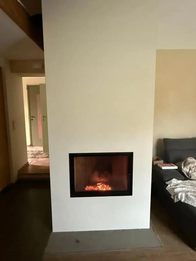 Hoxter CV-haard in een witte schouw, realisatie Aqua & Fire