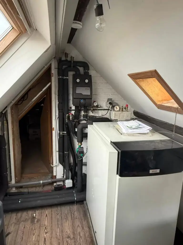 Technische hoek op zolder met boiler, realisatie Aqua & Fire