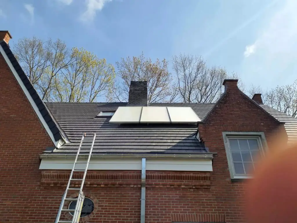 Thermische zonnepanelen op het dak, realisatie Aqua & Fire
