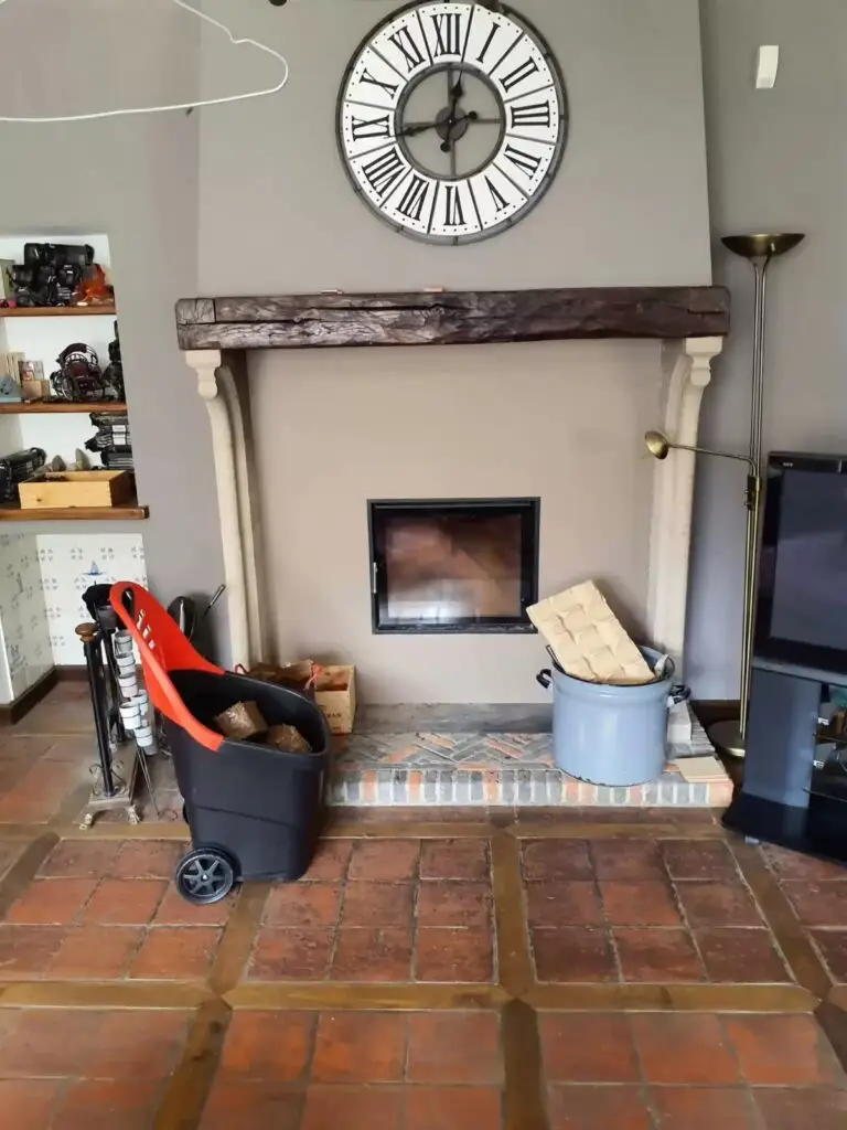 Woonkamer met haard en grote klok, realisatie Aqua & Fire