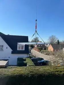 Kraan hijst de panelen naar het dak, realisatie Aqua & Fire