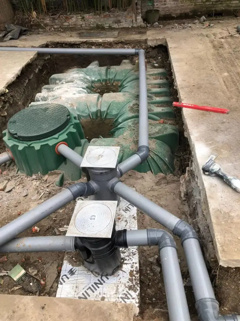 Regenwaterputten en leidingen in de bouwput, realisatie Aqua & Fire